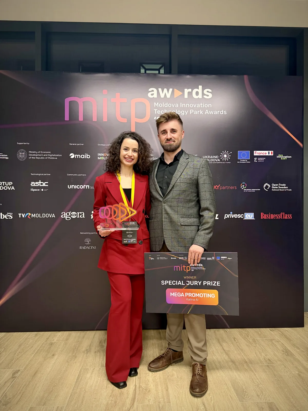 Lilia și Oleg Chetrean cu trofeul și placheta MITP Awards pe care scrie „Winner · Special Jury Prize · Mega Promoting · Kallina AI”
